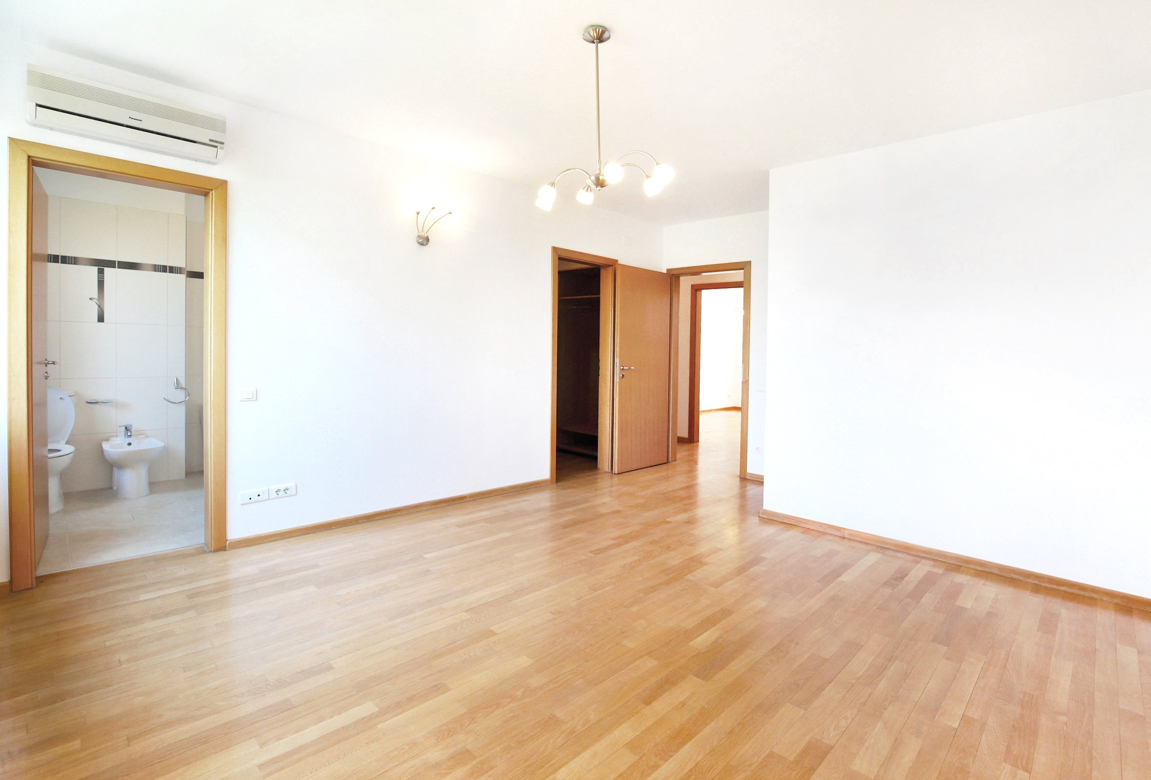 Dormitorul matrimonial este dotat cu baie master si dressing