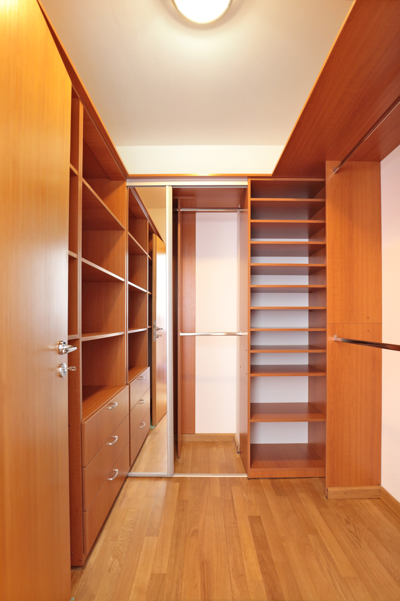 Dressing-ul încăpător este accesibil din dormitorul matrimonial