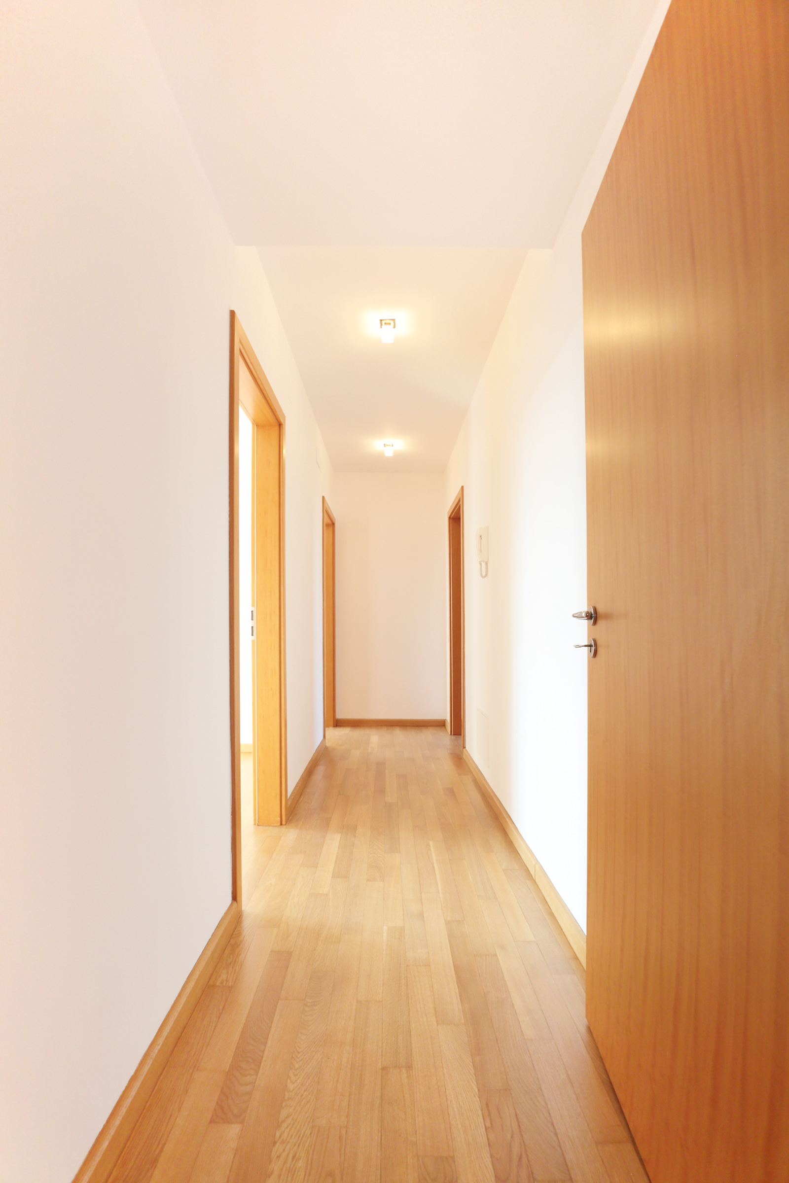 Parchetul din lemn masiv de stejar se asortează perfect cu ușile furniruite