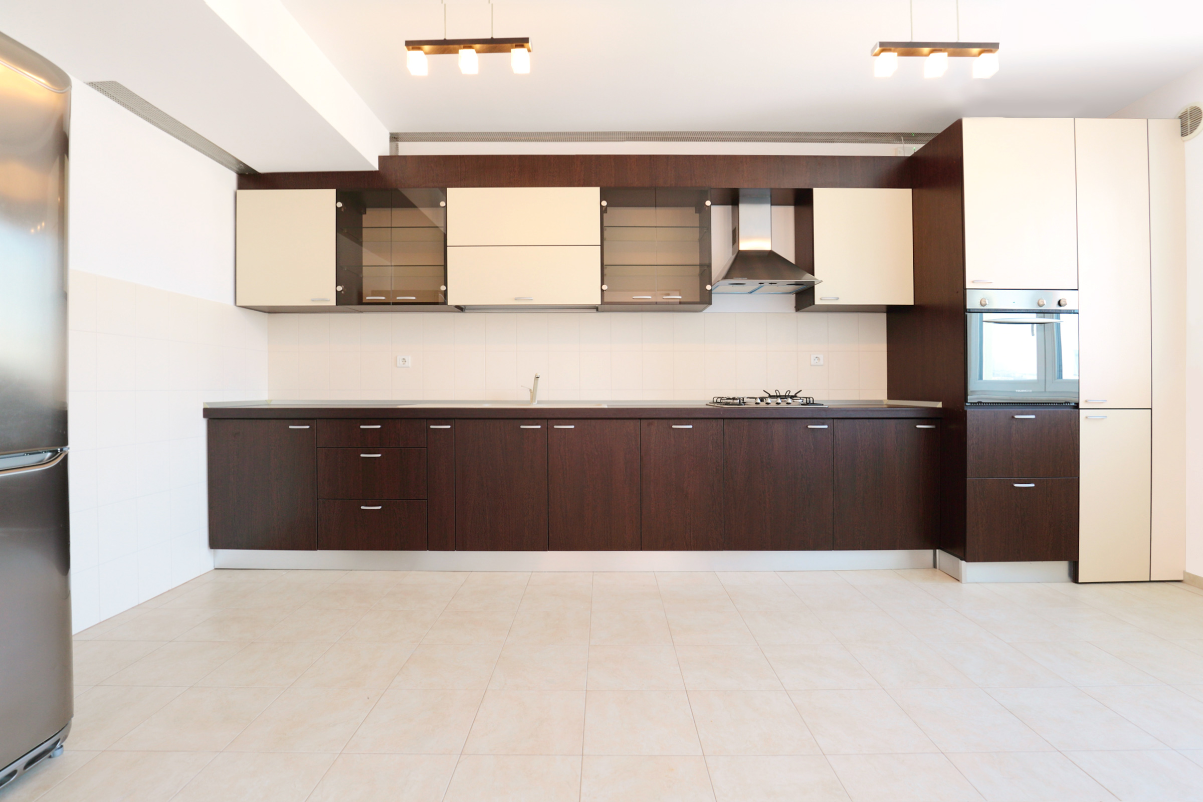 Bucatarie spațioasă, mobilată și utilată complet