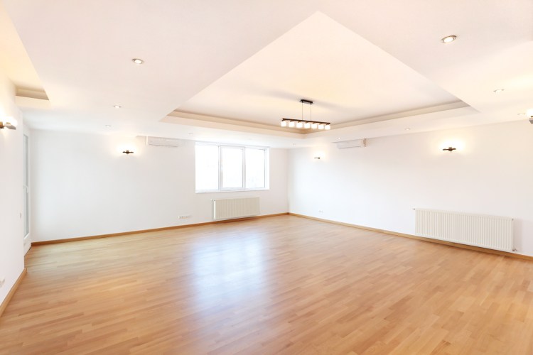 Un living luminos, cu spațiu suficient pentru întreaga familie