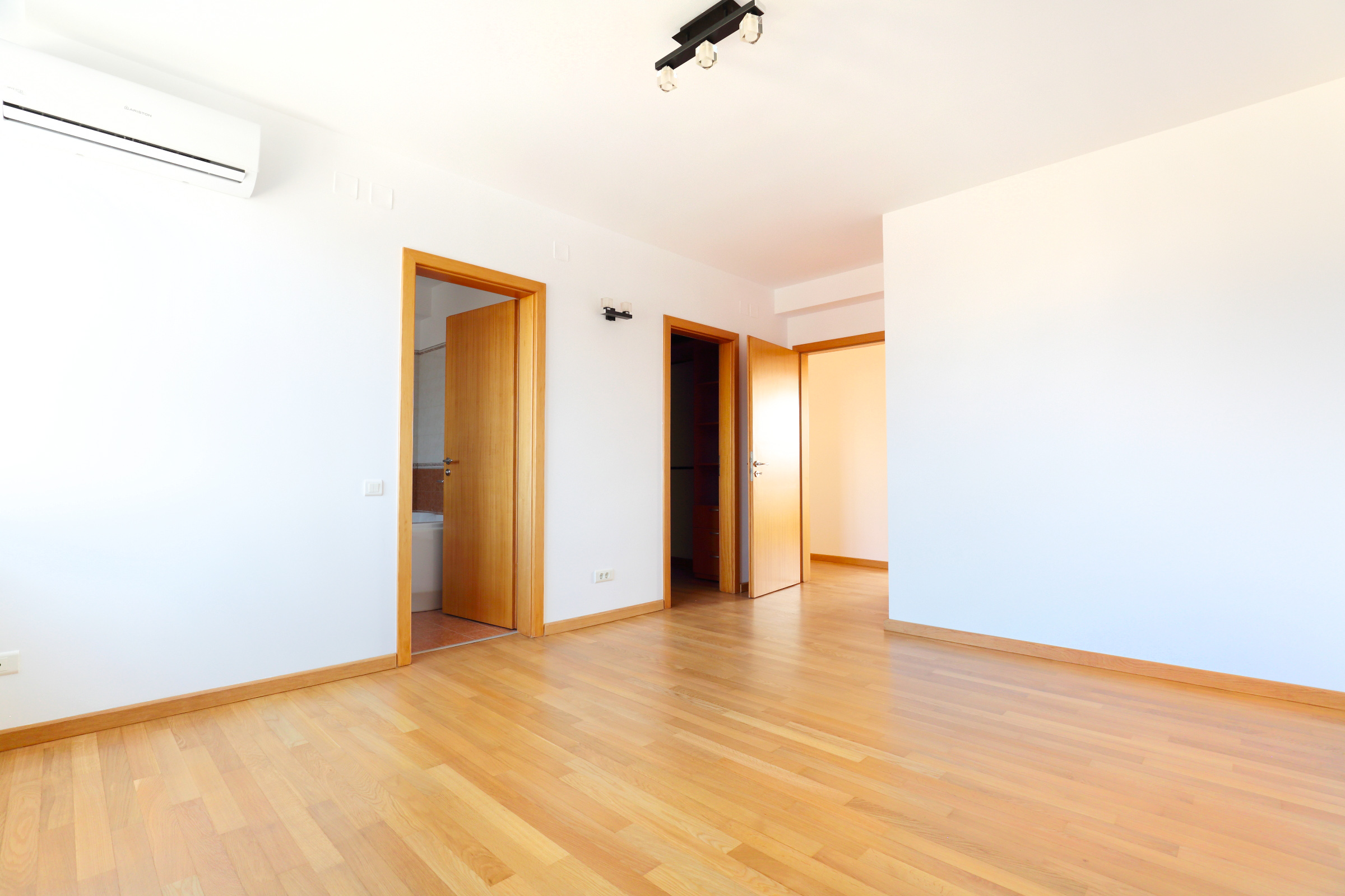 Dormitorul matrimonial dotat cu baie master și dressing